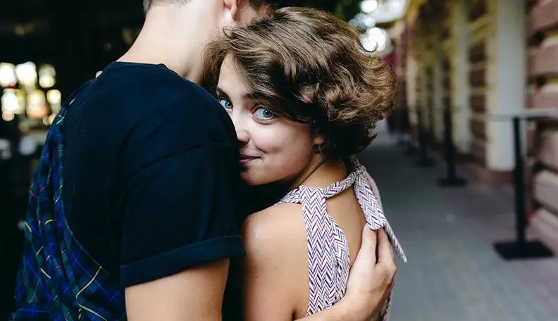 21 Flirty manieren om út 'e Friend Zone mei in Guy &  Meitsje Him Yours